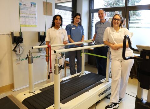 Drei junge angehende französische Physiotherapeutinnen und Stefan Daub, Leiter der Physiotherapie im HJW. Bild: Jagode